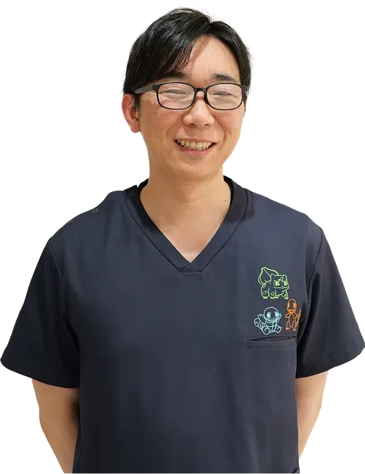 紺のスクラブを着た笑顔の歯科医師