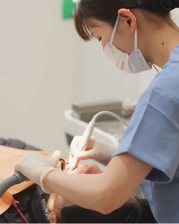 器具で患者様を処置するスタッフ