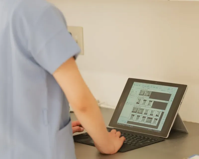 タブレットPCで事務作業をするスタッフ
