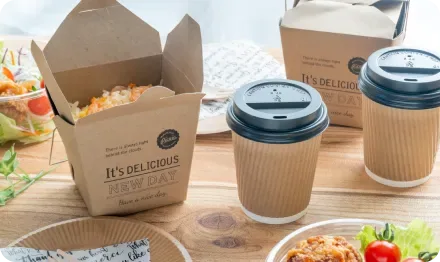 テイクアウトの昼食とコーヒー