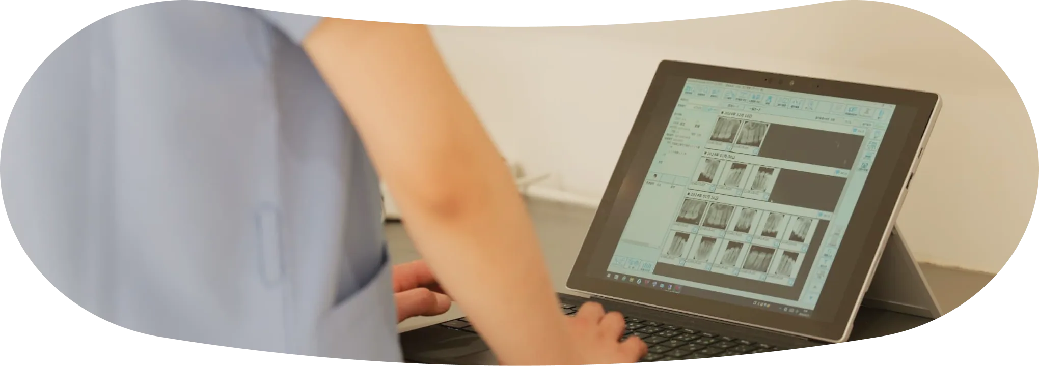 タブレットPCで事務作業をするスタッフ